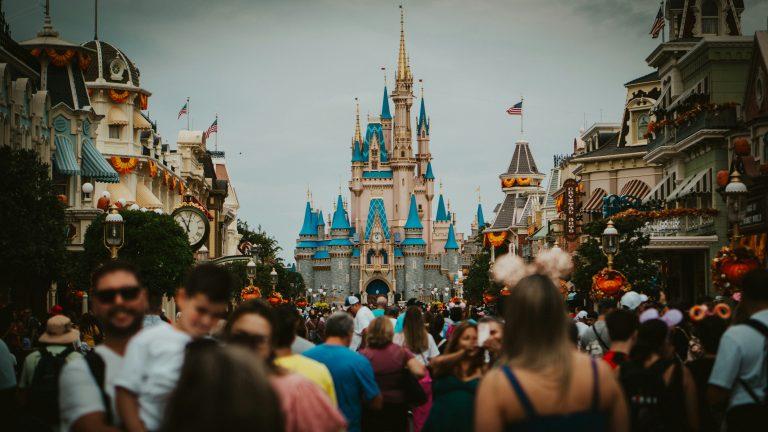 Image of the crowd in a shopping street