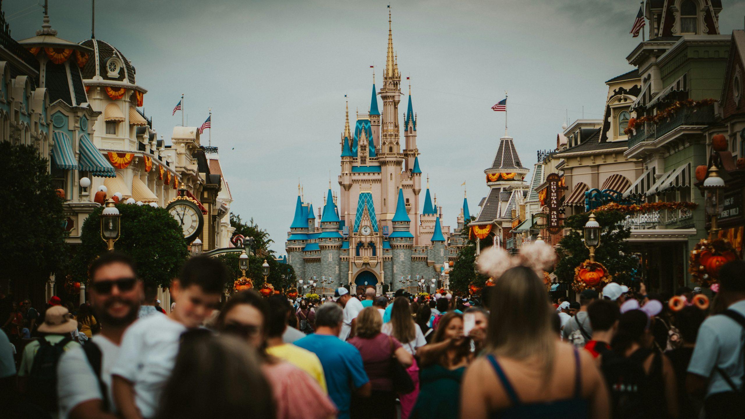 Image of the crowd in a shopping street